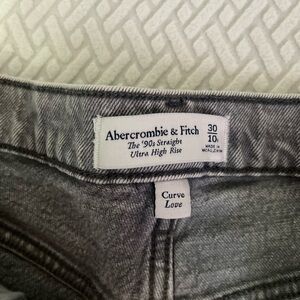 Abercrombie & Fitch
The 90s Straight Ultra High Rise
30
10₽